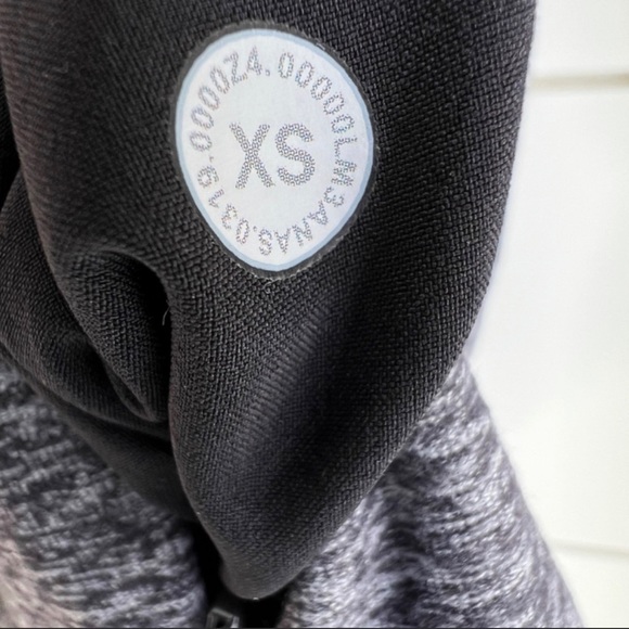 Men’s Lululemon Grey Charcoal Stretch Long Sleeve Size XS w/ side zip pocket - Picture 4 of 4